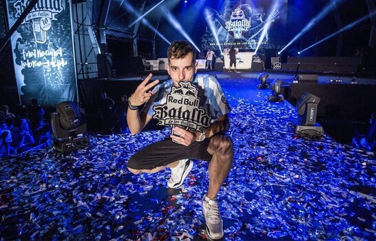 Skone gana en Almería diez años después y sella su regreso a Red Bull Batalla