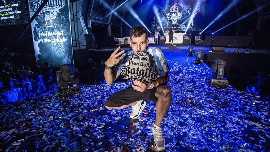 Skone gana en Almería diez años después y sella su regreso a Red Bull Batalla