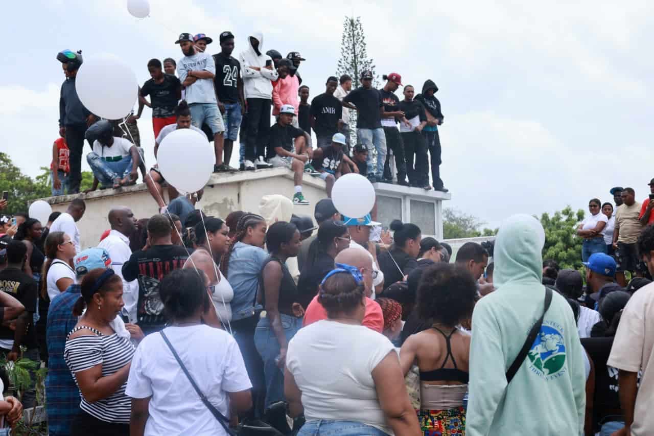 Familiares, amigos y residentes de la comunidad que acudieron al cementerio Cristo Redentor a acompañar a los padres de Darlin Mercado Reyes.