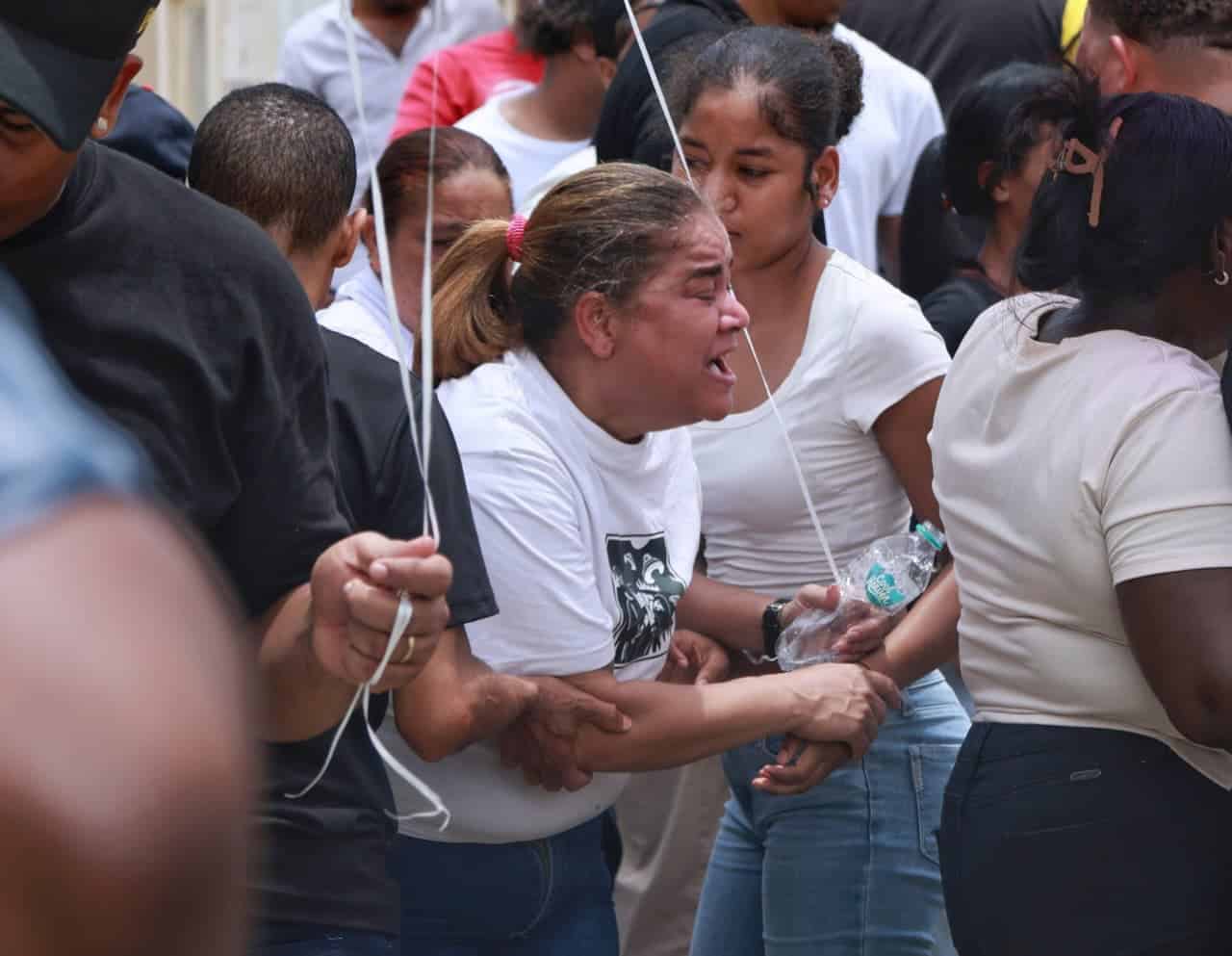 Una mujer llora durante la inhumación del cuerpo de&nbsp;Diario Libre/Juan Guio, en el cementerio Cristo Redentor.