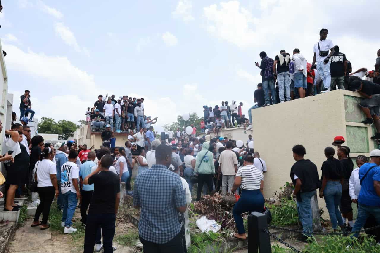 Familiares, amigos y residentes de la comunidad que acudieron al cementerio Cristo Redentor a acompañar a los padres de Darlin Mercado Reyes.