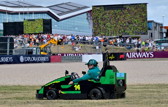 Fernando Alonso logra una victoria en Silverstone... en un kart de LEGO