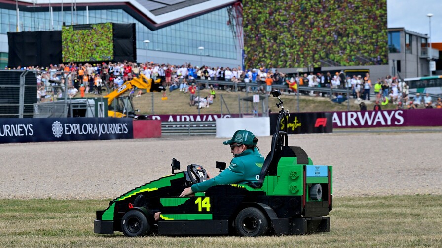 Fernando Alonso logra una victoria en Silverstone... en un kart de LEGO