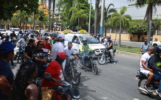 Multitud acompaña restos de Darlin Mercado Reyes en medio de reclamos de justicia
