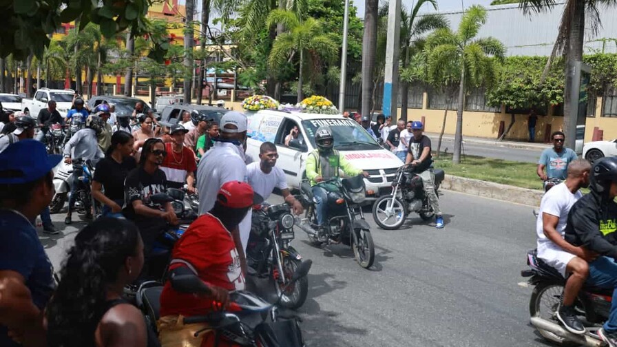Multitud acompaña restos de Darlin Mercado Reyes en medio de reclamos de justicia