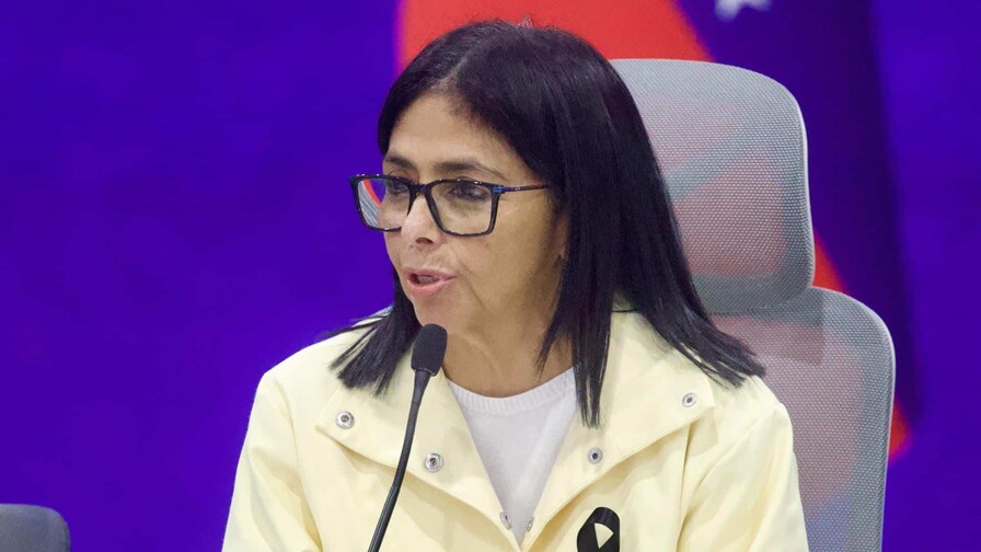 Delcy Rodríguez demanda al empresario español que la acusa de entregarle un sobre de PDVSA