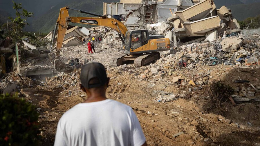 La Guaira, los intentos de recuperar cuerpos entre excavadoras y largas filas de comida