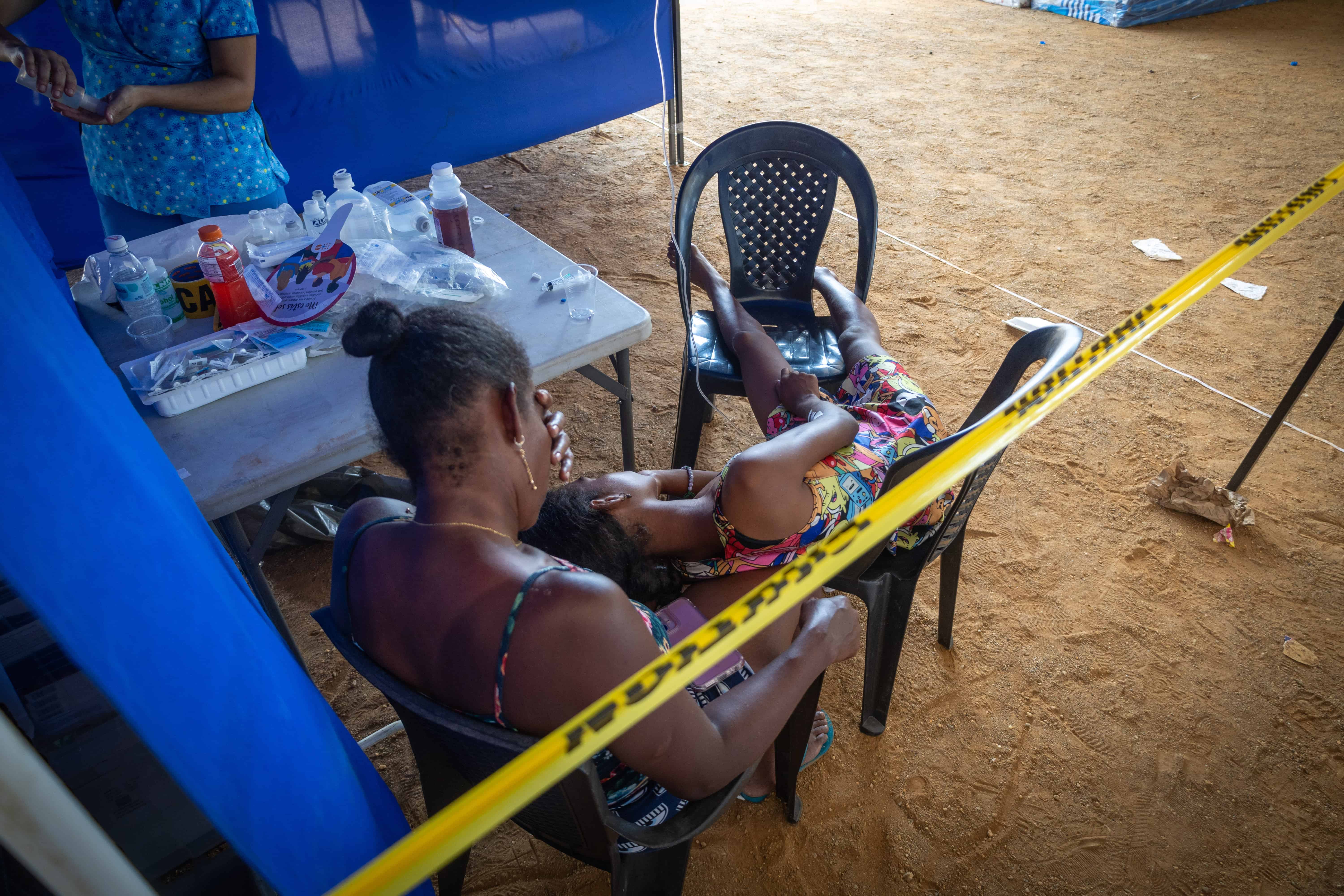 Madre e hija a la espera de atención médica en La Guaira.