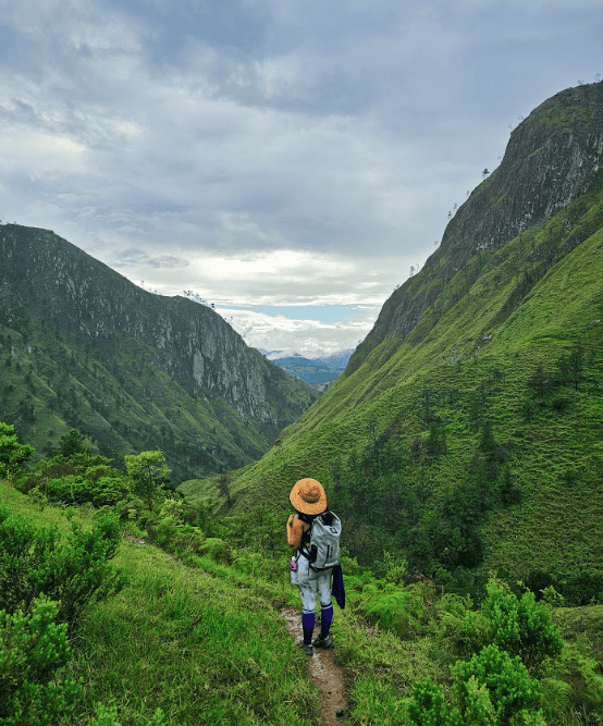Una joven contempla la naturaleza en la ruta.