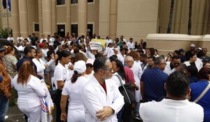 Médicos protestan en La Vega en respaldo a odontólogos detenidos por presunta mala práctica