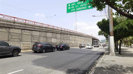 MOPC asfalta tramo deteriorado en la John F. Kennedy sin corregir filtración que originó el problema