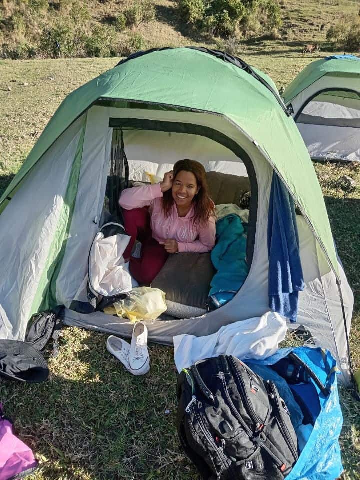 Patricia luego de dormir en una casa de acampar bajo el frío de la zona.