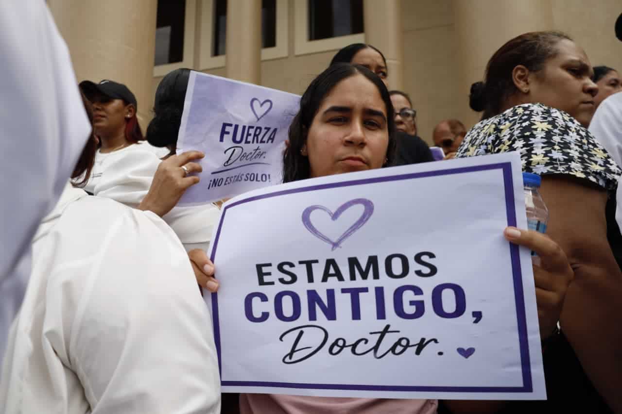 Respaldo hacia los médicos implicados en el proceso judicial.