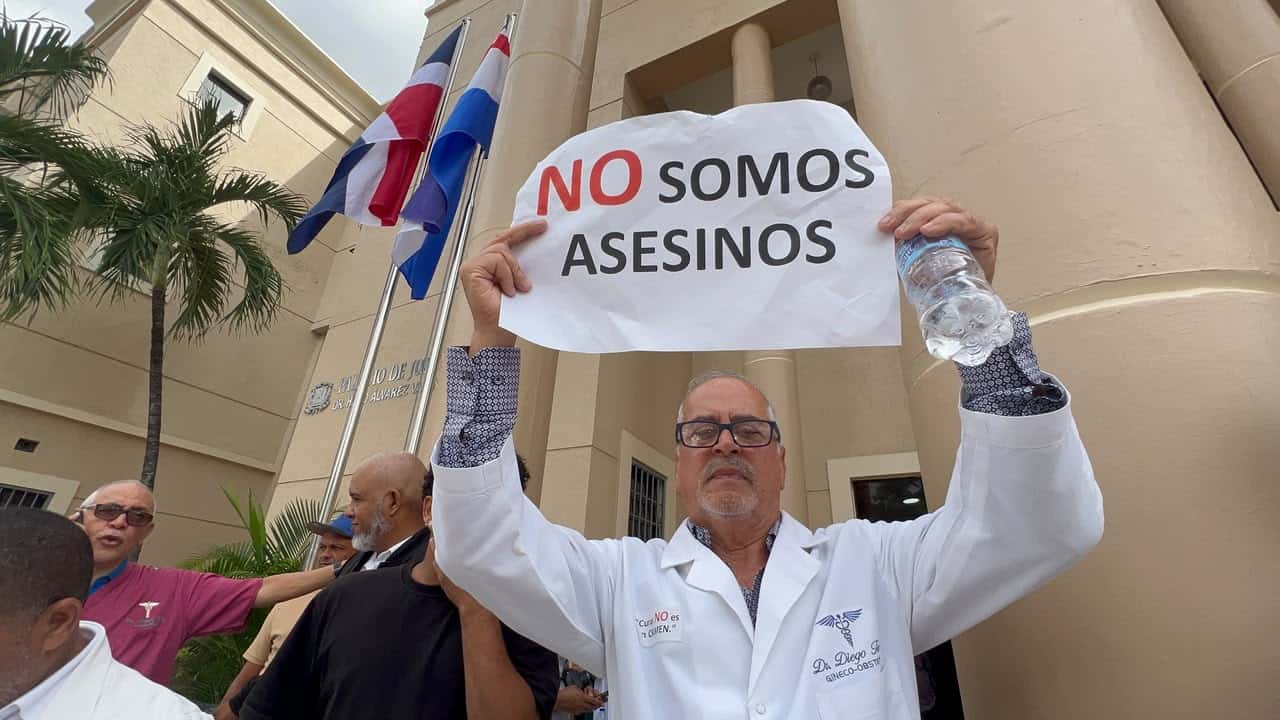 Médicos exigen a las autoridades retirar la acusación judicial contra sus colegas.