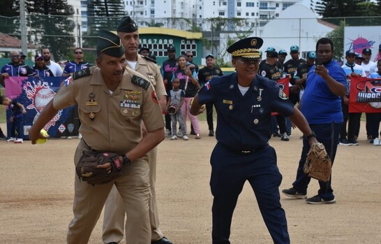 La Liga de softbol de oficiales académicos de las Fuerzas Armadas y la PN inauguró su torneo