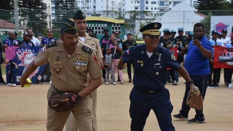 La Liga de softbol de oficiales académicos de las Fuerzas Armadas y la PN inauguró su torneo