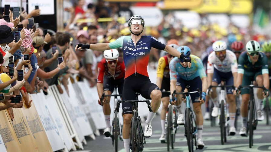 El neerlandés Olav Kooij resurge de un duro virus y corona una jornada caótica en el Tour de Francia