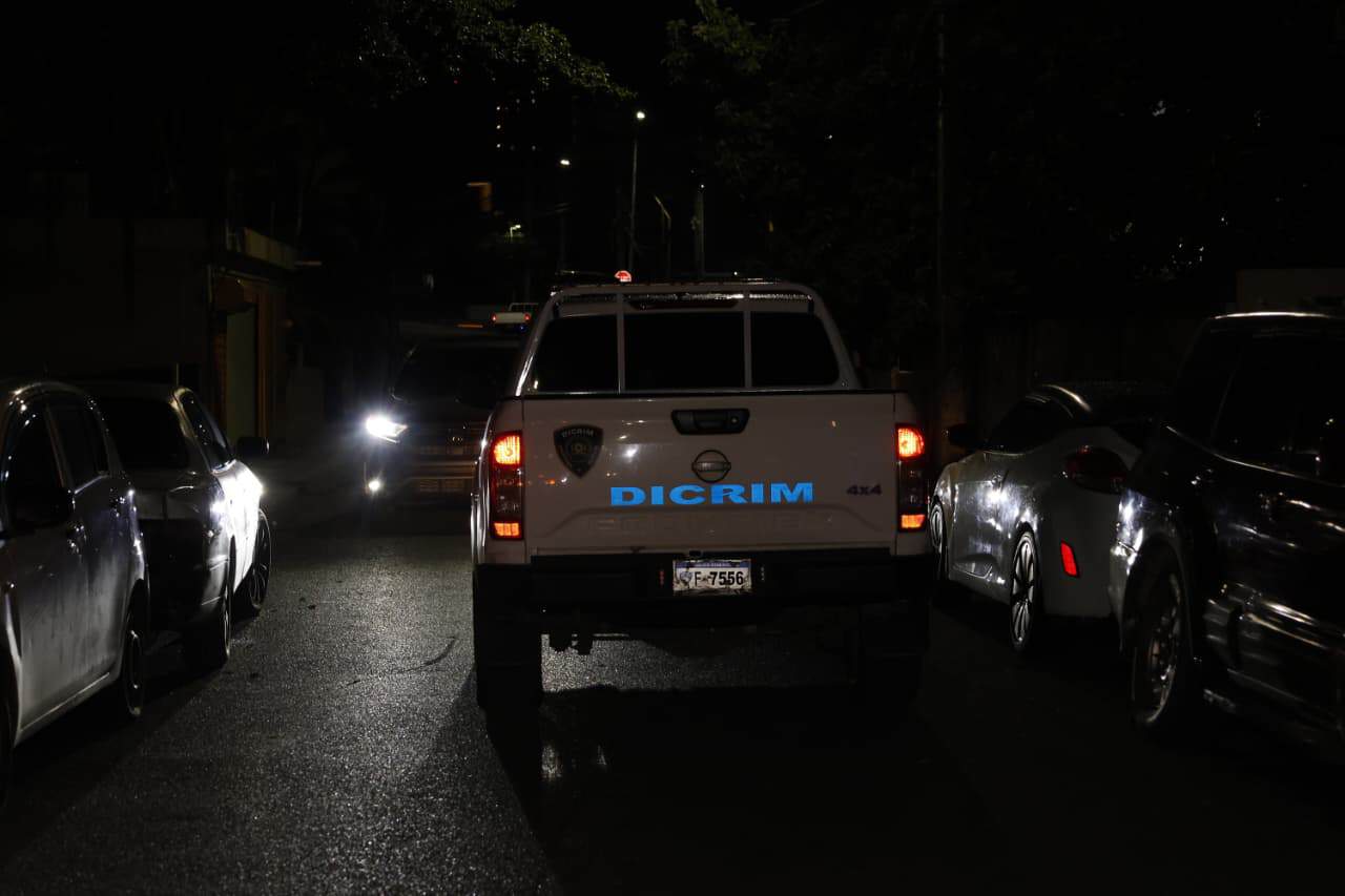 Una patrulla del Dicrim se aleja del lugar.