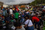 Sobrevivientes de los terremotos en Venezuela hacen fila para recibir ayuda humanitaria Sobrevivientes de los terremotos en Venezuela hacen fila para recibir ayuda humanitaria