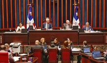 Cambios propuestos al Código Penal no castigan ultraje a funcionarios y reducen cárcel por difamar