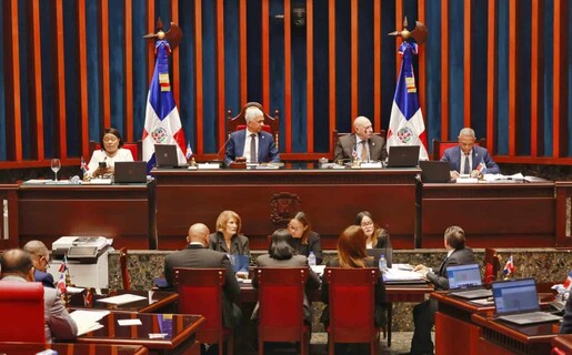 Cambios propuestos al Código Penal no castigan ultraje a funcionarios y reducen cárcel por difamar
