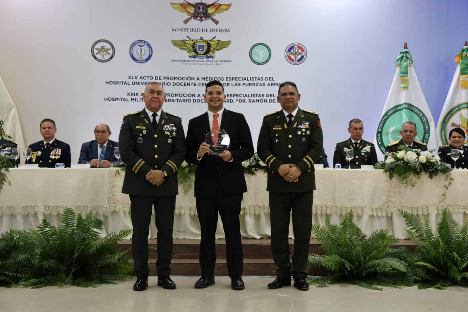 Los medicos militares se prepartan cada dia para ofrecer un mejor servicio.