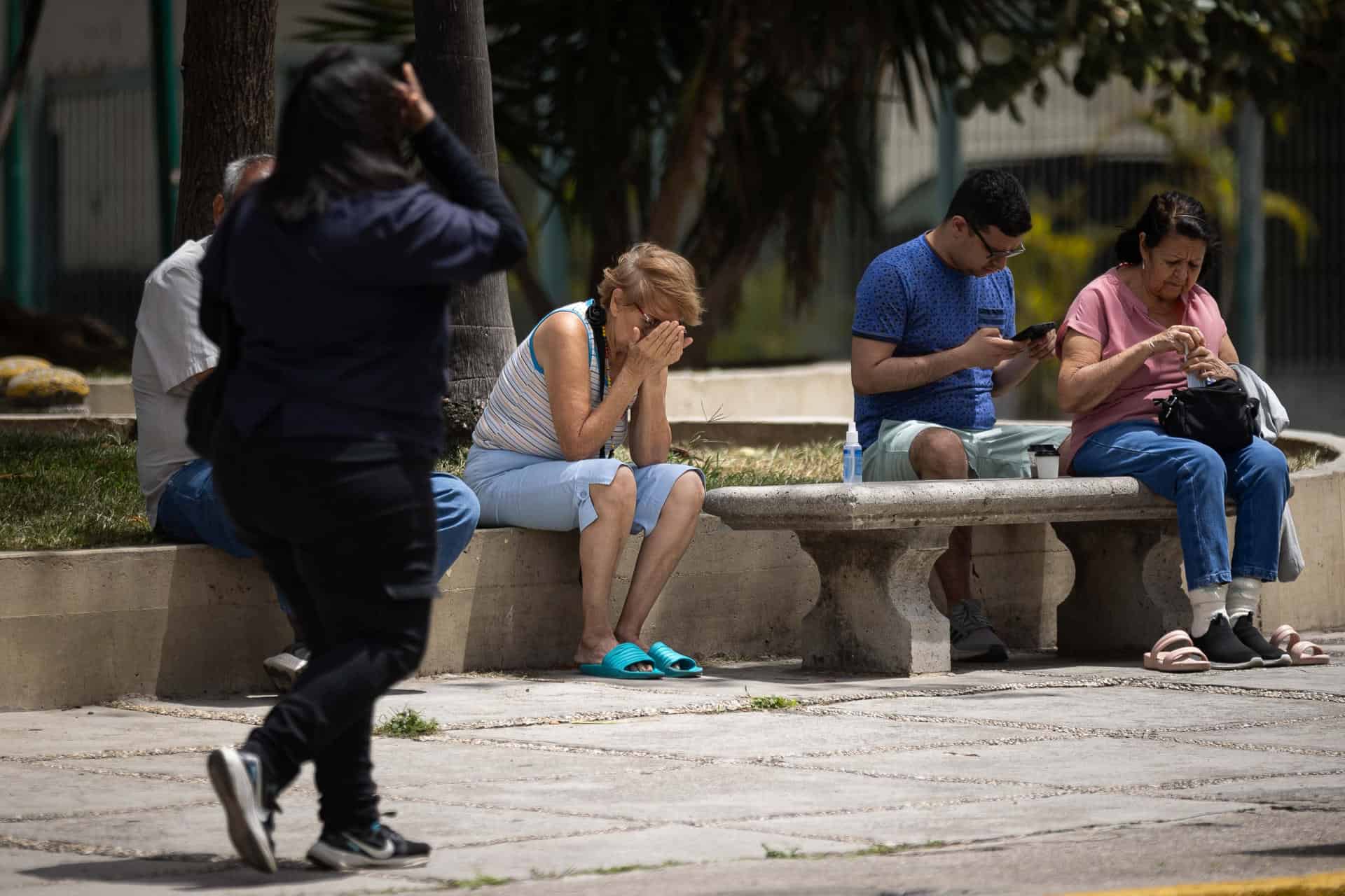 Personas esperan en una calle luego de que un temblor de magnitud 3.9 sacudió zonas del norte de Venezuela.