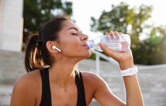 ¿Agua mineral o agua potable? la Dra. Sumaya Rodríguez Heinsen explica cuál conviene para hidratarse