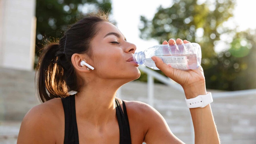 ¿Agua mineral o agua potable? la Dra. Sumaya Rodríguez Heinsen explica cuál conviene para hidratarse