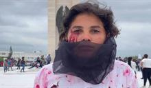 En honor a víctimas de la Policía: ciudadana personifica un crimen durante protesta