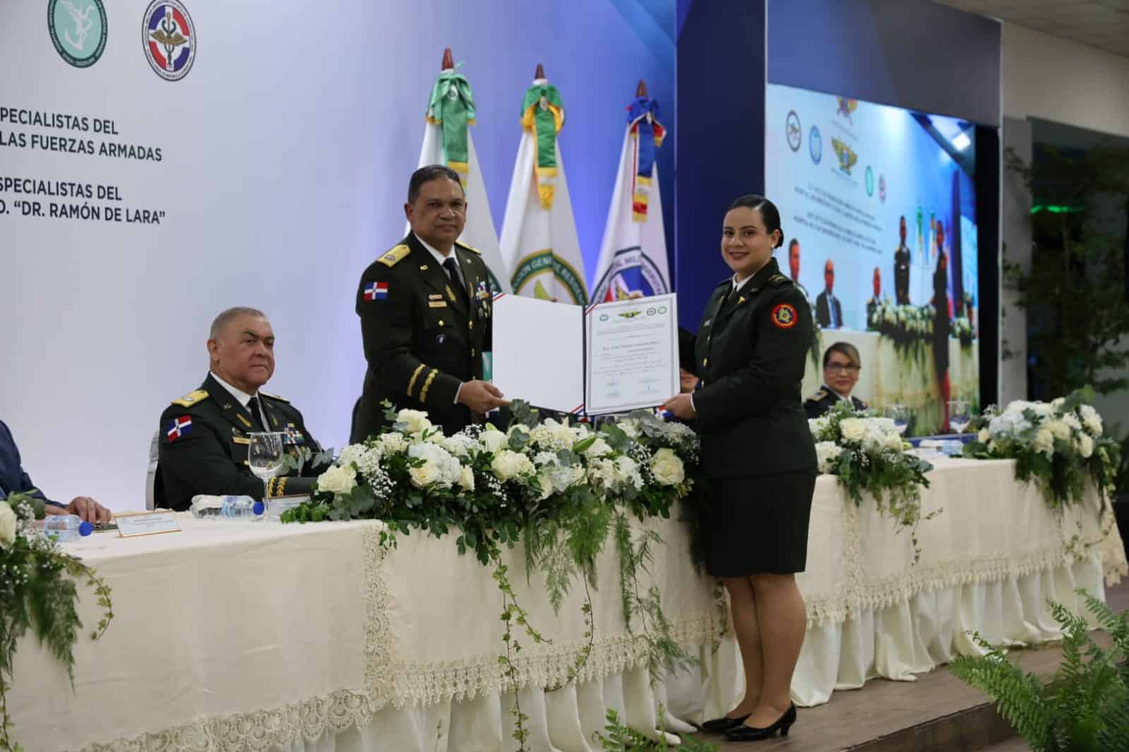 Una de las reconocidas recibe un percamino por parte del mayor general Vásquez Espínola.