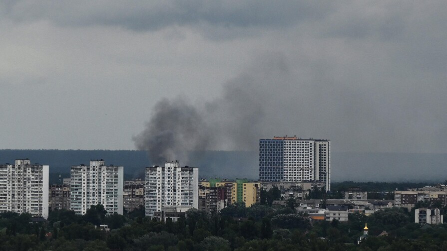 Ataques de drones ucranianos incendian una refinería y un puerto en Rusia