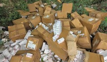 Abandonan decenas de cajas de medicamentos en una calle de Dajabón