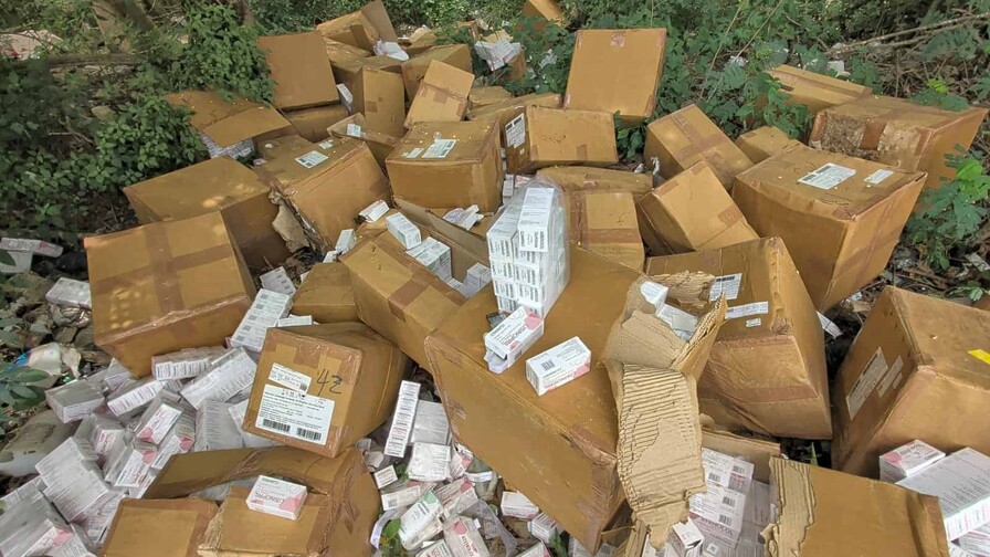 Abandonan decenas de cajas de medicamentos en una calle de Dajabón