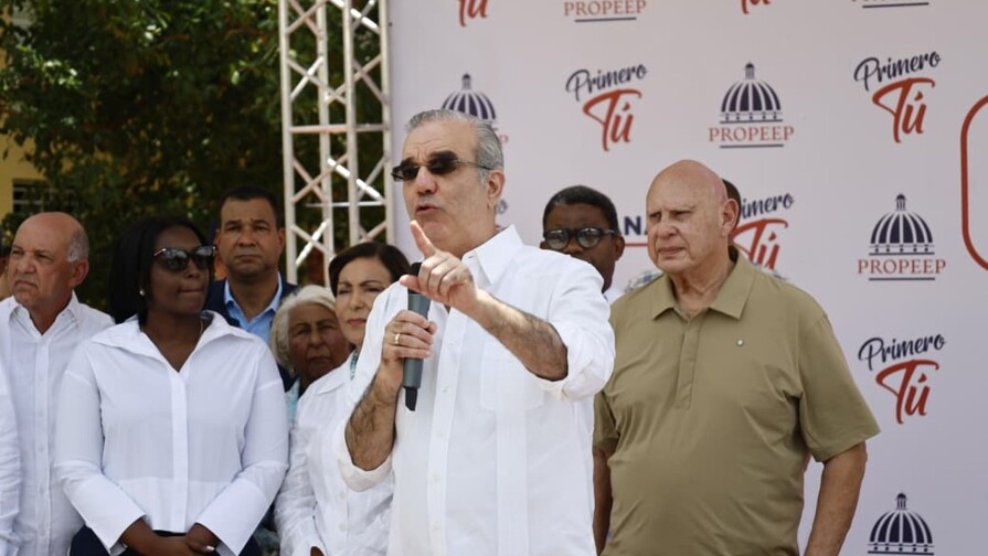El presidente Luis Abinader promete impulsar proyectos de agua y obras viales en Samaná