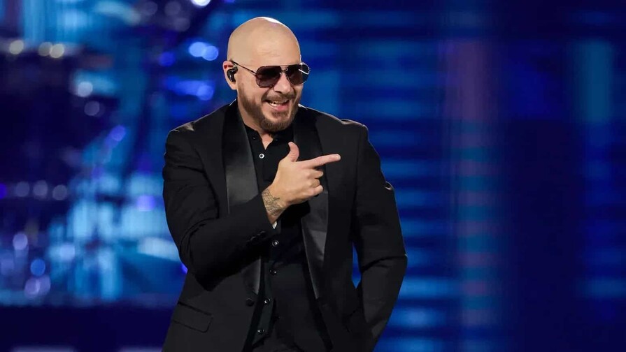 Pitbull establece récord mundial de mayor concentración de personas con calvas postizas
