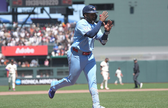 Vladimir Guerrero Jr. conecta cuadrangular con las bases llenas en la derrota