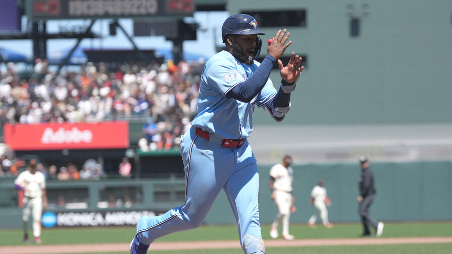 Vladimir Guerrero Jr. conecta cuadrangular con las bases llenas en la derrota