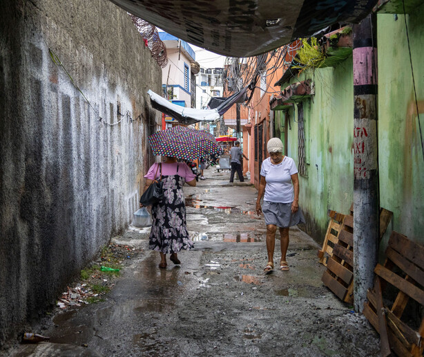 En los callejones de Santo Domingo, el hacinamiento y la hermandad conviven puerta a puerta