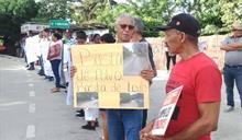 Comunitarios realizan vigilia para exigir reconstrucción de carretera en Puerto Plata