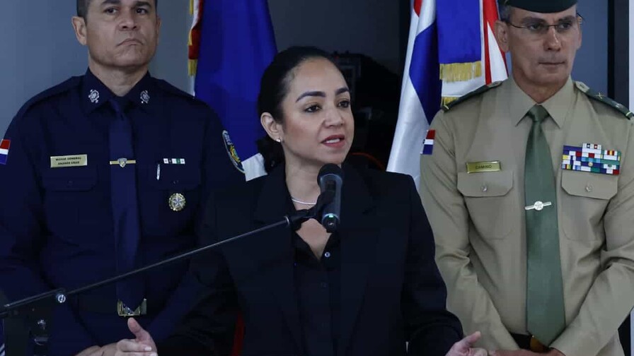 Faride descarta renunciar de Interior y Policía, como piden algunos