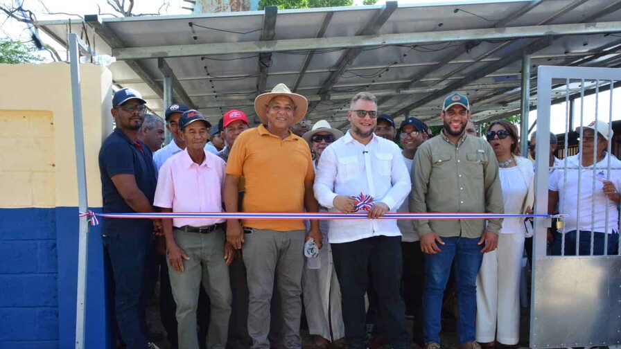 El FEDA entrega paneles solares a ganaderos de Montecristi