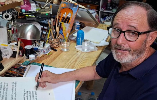 El hombre que dedicó más de seis años a copiar todo el Quijote con caligrafía gótica
