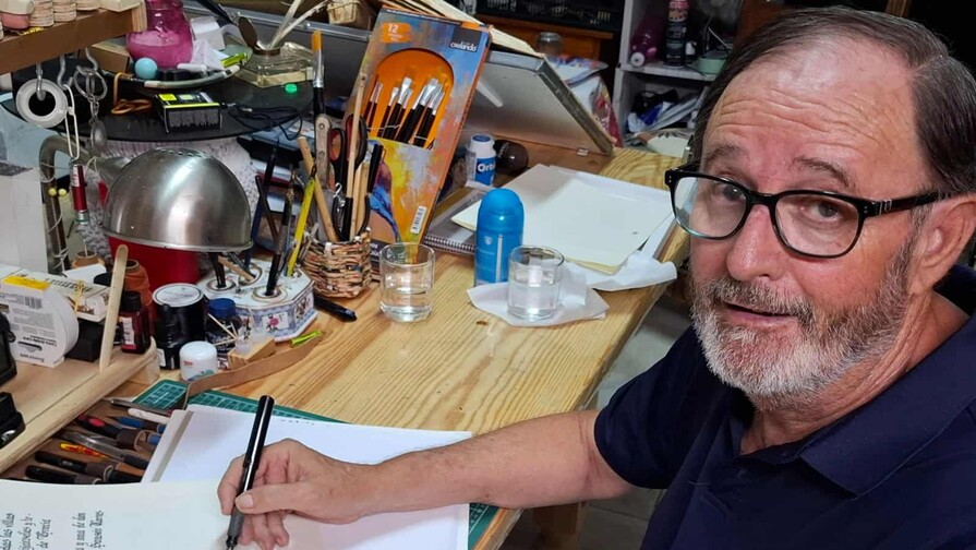 El hombre que dedicó más de seis años a copiar todo el Quijote con caligrafía gótica