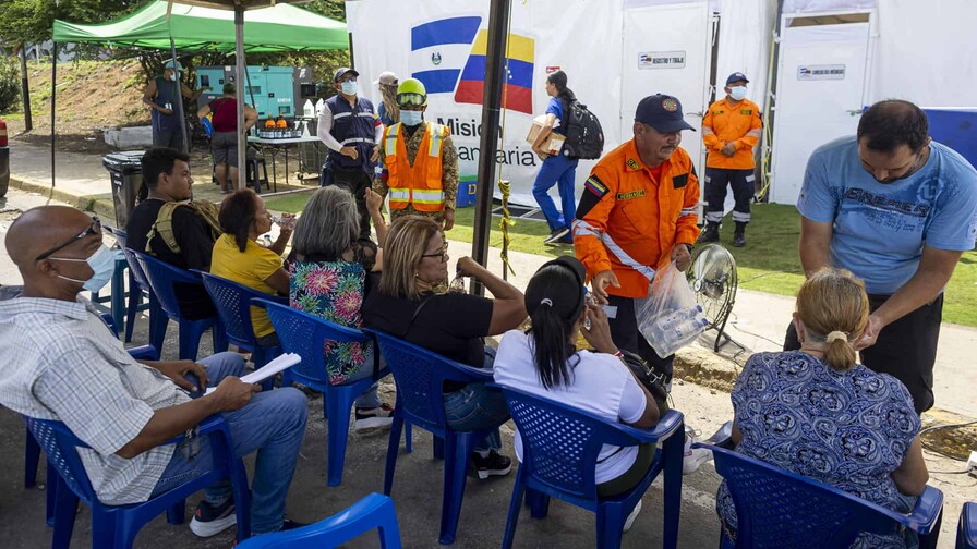 Heridos de la búsqueda entre escombros, víctimas colaterales de los sismos en Venezuela