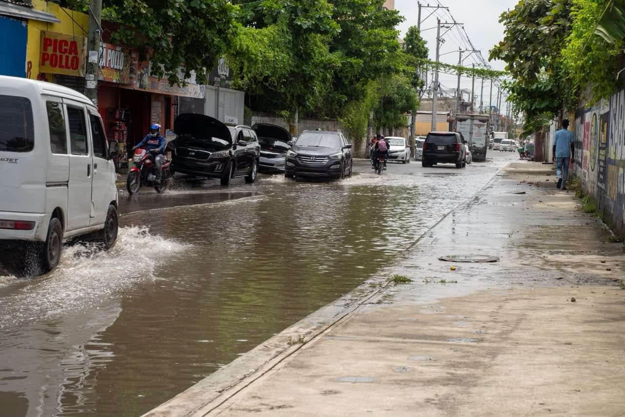 El agua acumulada cubre parte de la vía en la avenida Hípica con Charles de Gaulle, en Santo Domingo Este.