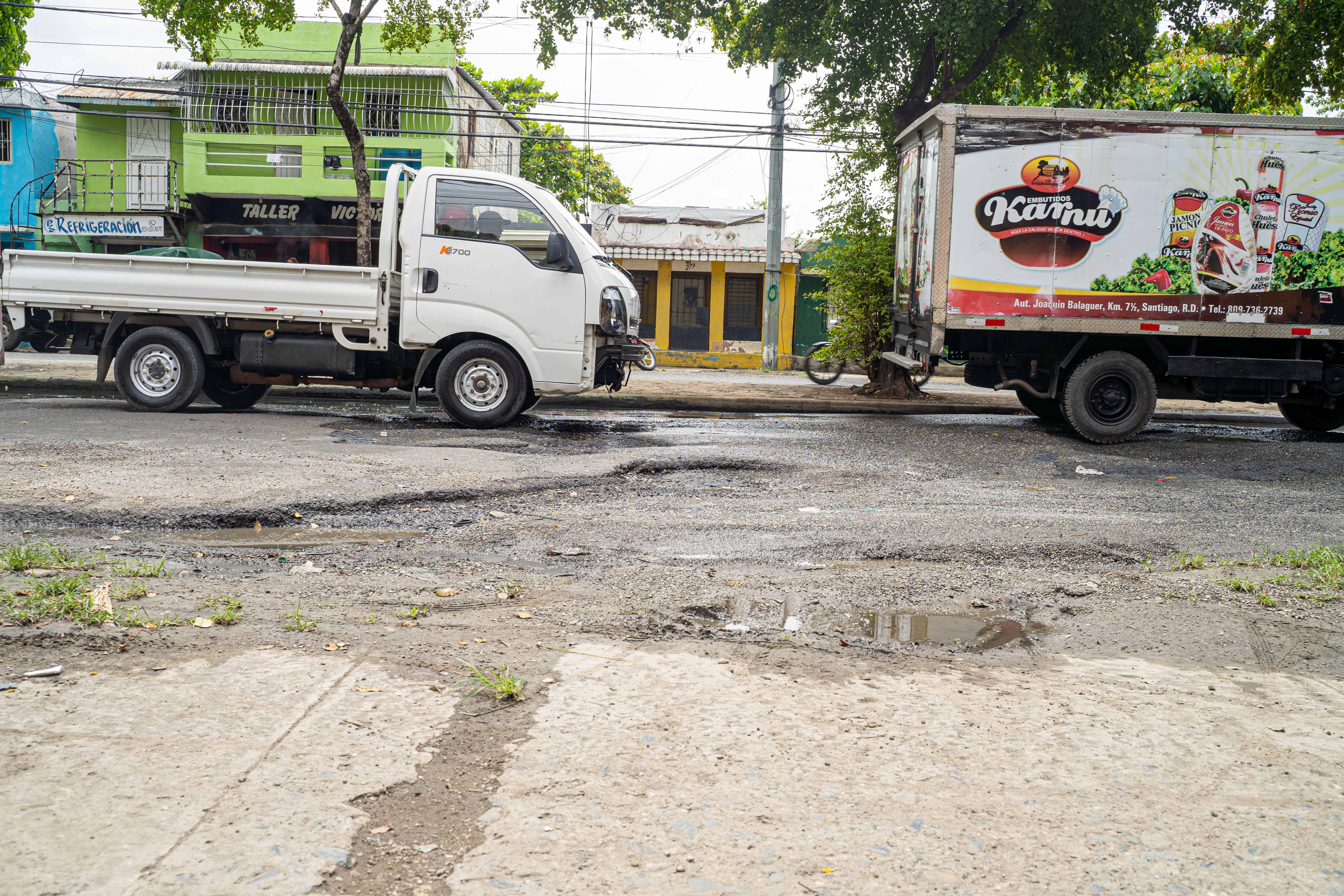 Conductores cruzan con cautela un tramo deteriorado de la avenida Francisco del Rosario Sánchez, en Guachupita, Distrito Nacional.