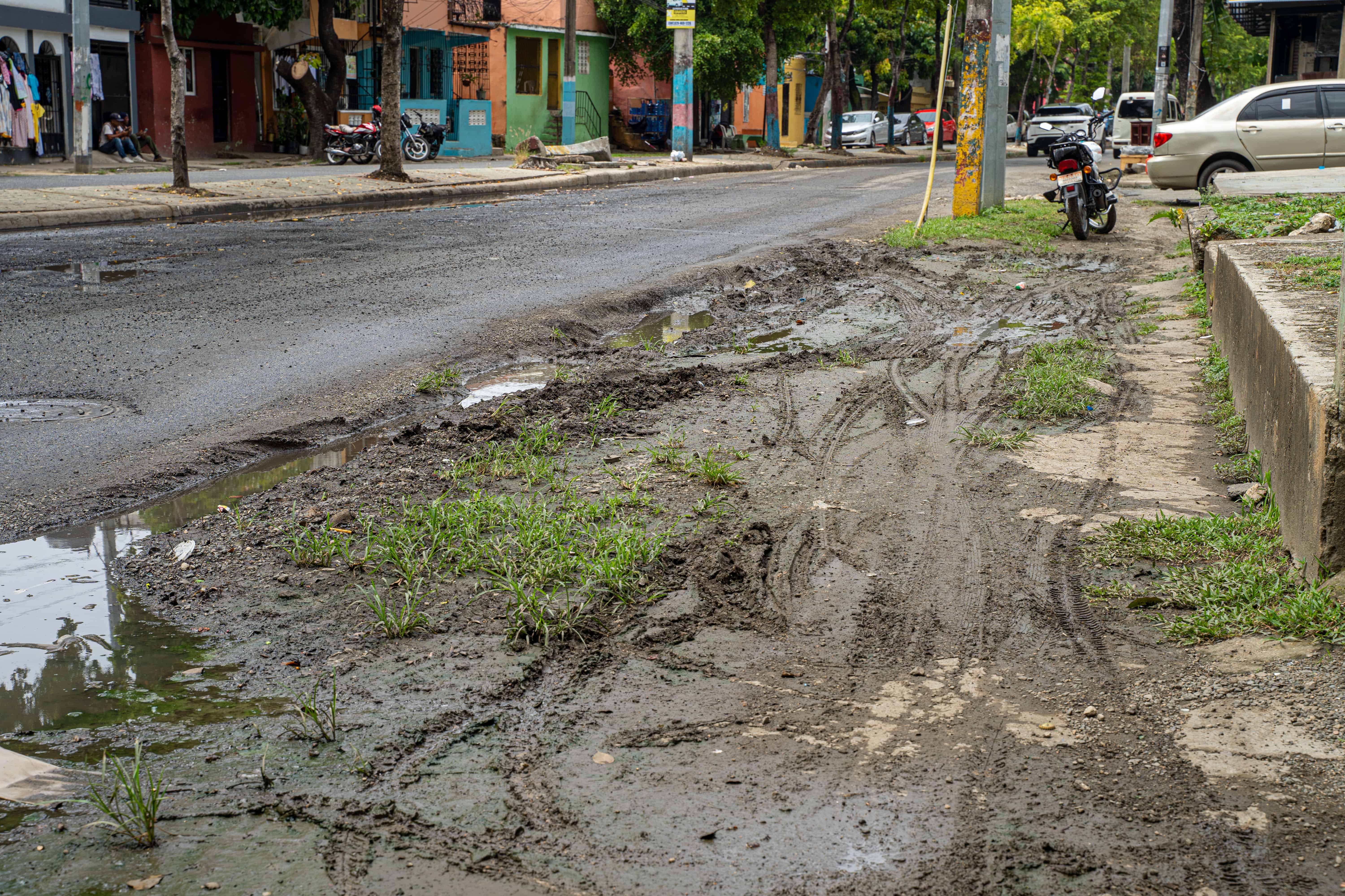Lodo y agua estancada cubren parte de la avenida Francisco del Rosario Sánchez, en Guachupita, dificultando el paso de vehículos y peatones.