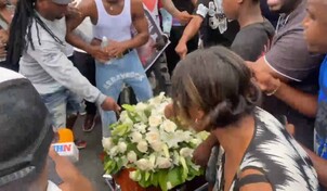Con ataúd en mano, protestan frente a destacamento de San Cristóbal por muerte de detenido