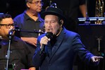 Rubén Blades inaugura su gira española en Sevilla reuniendo banderas de todo el mundo